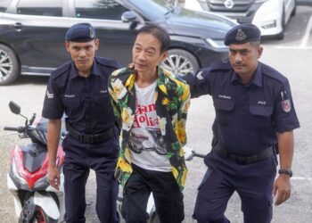 SEORANG lelaki warganegara Kemboja dihadapkan ke Mahkamah Sesyen atas pertuduhan kesalahan terhadap dua pekerja syarikat penerbangan di Mahkamah Sesyen Sepang. - UTUSAN/FAISOL MUSTAFA