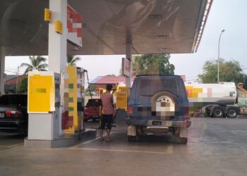 KENDERAAN penyeludup tetap melakukan kegiatan haram mereka dengan membawa bahan bakar itu untuk dijual ke Thailand. – UTUSAN/ROHANA ISMAIL