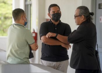 SEORANG Tertuduh ketika hadir bagi mendengar keputusan atas kesalahan menyimpan 50 unit sumbu badak sumbu tanpa permit khas tiga tahun lalu di Mahkamah Sesyen Sepang. - UTUSAN/FAISOL MUSTAFA