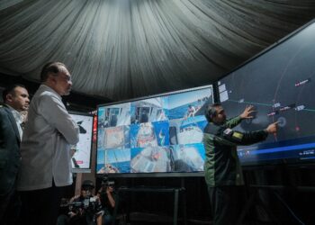 ANWAR Ibrahim mengadakan lawatan bagi melihat perkembangan Misi Global Sumud Flotila Sumud Nusantara di MAPIM Malaysia Central Warehouse di Sepang Selangor. - UTUSAN/FAIZ ALIF ZUBIR