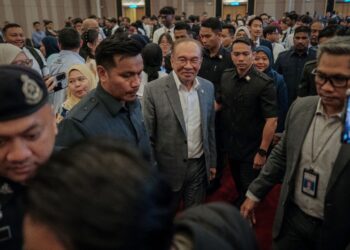 ANWAR Ibrahim  selepas merasmikan Persidangan Antarabangsa Sains Sosial dan Kemanusiaan ke-9 (ICOSH 2025) di Putrajaya. - UTUSAN/FAIZ ALIF ZUBIR