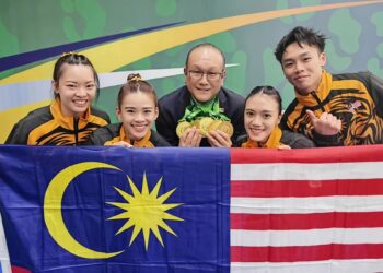 PRESIDEN Persekutuan Wushu Malaysia, Datuk (Dr.) Kimfatt Chong bersama atlet wushu negara menunjuk lima pingat emas yang berjaya dibawa pulang dari Kejohanan Wushu Dunia 2025.-IHSAN Wushu Federation of Malaysia