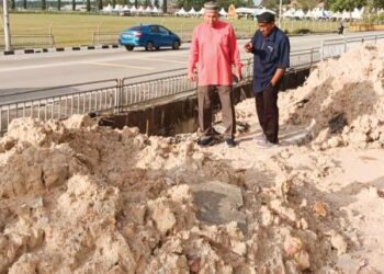 BUKHORI Ghazali (kiri) turun padang untuk meninjau masalah debu yang dihadapi oleh penduduk di Pinang Tunggal, Pulau Pinang baru-baru ini.