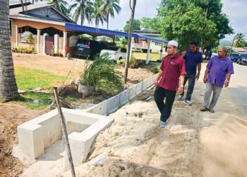 PROGRAM ziarah di kawasan Dewan Undangan Negeri (DUN) diwakilinya adalah program wajib Mohd. Shafizi Ismail (dua dari kiri) bagi mendekati rakyat yang ditimba musibah atau kurang bernasib baik.
