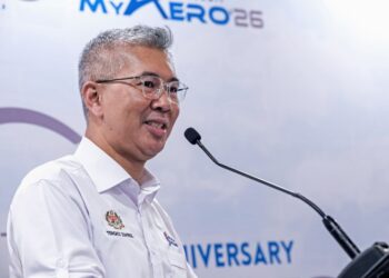 TENGKU Zafrul Tengku Abdul Aziz merasmikan sambutan ulangtahun ke-10 Naico Malaysia di Matrade Kuala Lumpur semalam. - UTUSAN/M. FIRDAUS M. JOHARI
