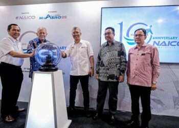 TENGKU Zafrul Tengku Abdul Aziz (tengah) merasmikan sambutan ulangtahun ke-10 Naico Malaysia di Matrade, Kuala Lumpur, semalam. - UTUSAN/ M. FIRDAUS M. JOHARI