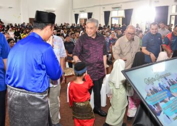 AHMAD Zahid Hamidi beramah mesra bersama pengunjung pada Majlis Pelancaran Program Motivasi Desa (MODE) di Bagan Datuk hari ini. - UTUSAN/ZULFACHRI ZULKIFLI