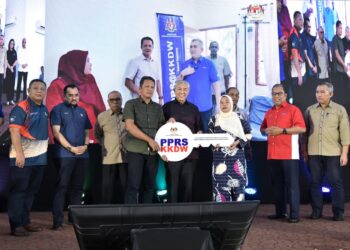 AHMAD Zahid Hamidi menyerahkan replika kunci kepada peserta Program Perumahan Rakyat Sejahtera (PPRS) pada Majlis Pelancaran Program Motivasi Desa (MODE) di Bagan Datuk hari ini. - UTUSAN/ZULFACHRI ZULKIFLI