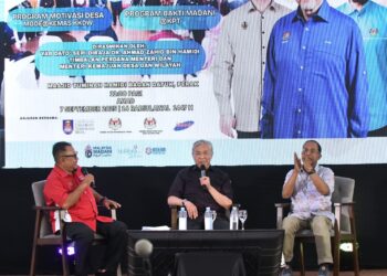 AHMAD Zahid Hamidi menjadi panel pada sesi libat urus Program Motivasi Desa (MODE) di Bagan Datuk hari ini. - UTUSAN/ZULFACHRI ZULKIFLI