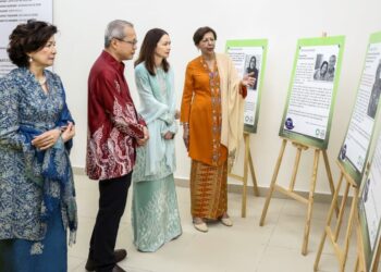 TUANKU Zara Salim melawat pameran pada majlis perasmian bangunan baharu Pertubuhan Rawatan Paliatif Perak di Ipoh hari ini. - UTUSAN/MUHAMAD NAZREEN SYAH MUSTHAFA