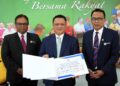 TUANKU Syed Faizuddin Putra Jamalullail (dua dari kanan) berkenan menerima mengadap Rose Aza Che Arifin di Dewan Kulliyyah MAIPs, Kangar, Perlis. -UTUSAN