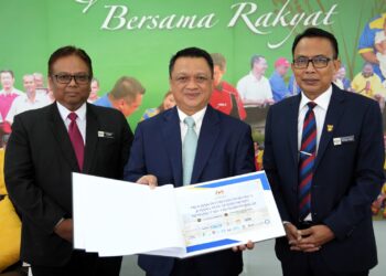 TUANKU Syed Faizuddin Putra Jamalullail (dua dari kanan) berkenan menerima mengadap Rose Aza Che Arifin di Dewan Kulliyyah MAIPs, Kangar, Perlis. -UTUSAN