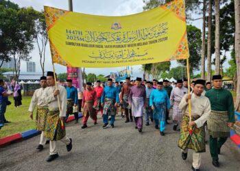 RAHMAD Mariman (lima dari kiri) mengiringi Yang Dipertua Negeri Melaka, Tun. Mohd. Ali Mohd. Rustam (empat dari kanan) pada perarakan Sambutan Maulidur Rasul Peringkat Negeri Melaka di Bukit Serindit, Melaka.