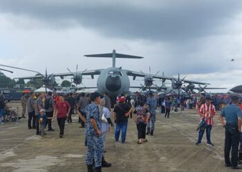 ORANG ramai membanjiri tapak pameran aset pada Karnival Civil-Military Cooperation (CIMIC) sempena Hari Ulang Tahun (HUT) Angkatan Tentera Malaysia (ATM) ke 92 di Pangkalan Udara Kuantan, Pahang.