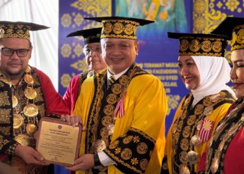 TUANKU Syed Faizuddin Putra Jamalullail (tiga dari kanan) bersama Tuanku Hajah Lailatul Shahreen Akashah Khalil (dua dari kanan) berkenan menerima Anugerah Dewan Kehormatan dari Universitas Deztron Indonesia. -UTUSAN/ASYRAF MUHAMMAD