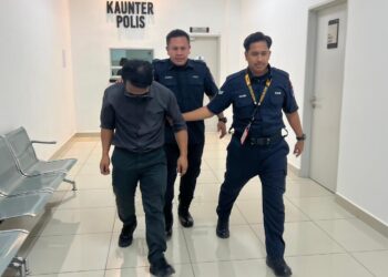 TERTUDUH (kiri) dibawa keluar dari Mahkamah Sesyen selepas menghadapi sembilan pertuduhan amang seksual fizikal terhadap seorang remaja perempuan hujung tahun lalu di
Kompleks Mahkamah Kangar, Perlis, hari ini.-UTUSAN/ASYRAF MUHAMMAD