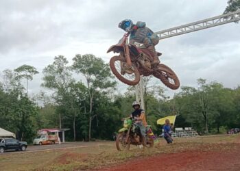 AKSI pelumba dalam pertandingan Perlis Open Track Day Motocross di litar motocross Sungai Batu Pahat, Perlis semalam.-UTUSAN