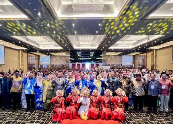 TUANKU Syed Faizuddin Putra Jamalullail (sembilan dari kiri) berkenan bergambar bersama pada Majlis Pelancaran ICOHOPE 2025 di Hotel Grand Mecure, Medan, Indonesia. -UTUSAN/ASYRAF MUHAMMAD