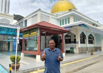 MOHAMED Elham Mohamed Soheh menunjukkan isyarat bagus di pekarangan Masjid Jannatul Firdaus, Segamat, Johor.