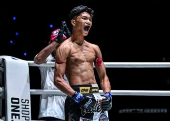 Adam Rakib menewaskan petarung dari Jepun, Toma Kuroda menerusi keputusan juri pada aksi ONE Friday Fights 126 di Stadium Lumpinee, Bangkok, Thailand, semalam. - IHSAN FIGHT RECORDS