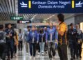 Toh Ee Wei (tengah) sebaik tiba di Lapangan Terbang Antarabangsa Kuala Lumpur, hari ini. - UTUSAN/FAIZ ALIF ZUBIR