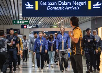 Toh Ee Wei (tengah) sebaik tiba di Lapangan Terbang Antarabangsa Kuala Lumpur, hari ini. - UTUSAN/FAIZ ALIF ZUBIR