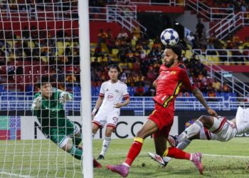 Pemain Selangor, Chrigor Moraes membuat percubaan ke gawang gol Bangkok United pada perlawanan Liga Juara-Juara Asia 2 (ACL 2), di Stadium Majlis Bandaraya Petaling Jaya, kelmarin. - UTUSAN/SHIDDIEQIIN ZON