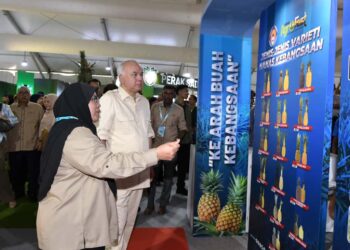 SULTAN Nazrin Muizzuddin Shah melawat pameran pada majlis perasmian Perak Agro Fest 2025 di Ladang Infoternak Sungai Siput hari ini. - UTUSAN/ZULFACHRI ZULKIFLI