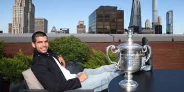 Carlos Alcaraz bergambar bersama trofi Terbuka Amerika Syarikat (AS). - AFP