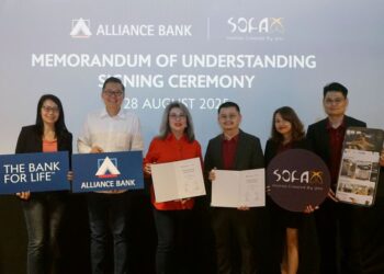 GAN Pai Li (tengah) pada majlis menandatangani perjanjian antara Alliance Bank dan SofaX.