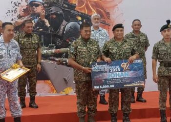 MOHD. Nizam Jaffar  (empat dari kanan) menyampaikan Anugerah Horizon Baharu Kumpulan Inovatif dan Kreatif selepas perasmian Sambutan Hari Ulang Tahun Angkatan Tentera Malaysia Ke 92 di Pangkalan Udara Kuantan, Pahang.