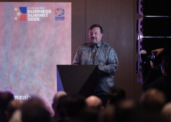 AMIR Hamzah Azizan menyampaikan ucaptama pada Sidang Kemuncak Perniagaan ASEAN-EU di Hyatt Regency di sini hari ini.