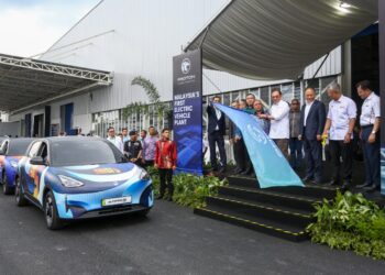 ANWAR Ibrahim melepaskan konvoi kenderaan elektrik Proton pada Majlis Peluncuran Kilang Kenderaan Elektrik (EV) Proton di Proton Tanjung Malim hari ini. - UTUSAN/MUHAMAD NAZREEN SYAH MUSTHAFA
