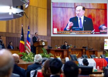 ANWAR Ibrahim diberikan penghormatan menyampaikan ucapan bersejarah di Parlimen Timor-Leste pada hari kedua lawatan rasminya ke negara itu, semalam. - PEJABAT PERDANA MENTERI