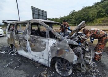 ANGGOTA Forensik Jabatan Bomba dan Penyelamat Malaysia Terengganu Zon 2 memeriksa kenderaan Toyota Vellfire yang terbakar di Kilometer 330 Lebuhraya Pantai Timur 2, Dungun,  Terengganu. -UTUSAN/NIK NUR IZZATUL HAZWANI NIK ADNAN