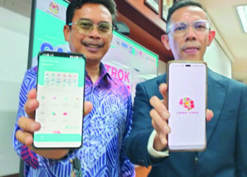 KAMARUL Imran Musa (kanan) dan Wan Rosli Wan Ishak menunjukkan aplikasi CaknaStrok di Kampus USM Kubang Kerian Kelantan. – UTUSAN/ROHANA ISMAIL