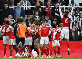 Pemain pertahanan Arsenal, Gabriel Magalhaes (6) meraikannya bersama rakan sepasukan selepas menjaringkan gol kedua mereka semasa perlawanan bola sepak Liga Perdana Inggeris antara Newcastle United dan Arsenal di St James' Park di Newcastle, hari ini. - AFP