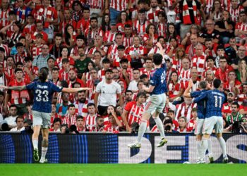 Penyerang Arsenal, Leandro Trossard (dua dari kanan) meraikan dengan rakan sepasukan menjaringkan gol kedua pasukannya aksi Liga Juara-juara antara Athletic Club Bilbao dan Arsenal di Stadium San Mames di Bilbao hari ini. - AFP