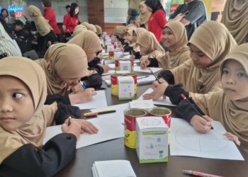KANAK-kanak melukis pelan nutrisi makanan seimbang pada program #AyamBersamaMu anjuran Ayam Brand yang berlangsung di Sunway FutureX, Subang Jaya, hari ini.