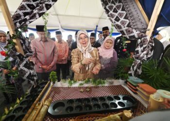 TUNKU Azizah Aminah Maimunah Iskandariah (tengah) ketika melawat reruai pameran pada majlis perasmian Pusat Latihan Jakoa Paya Bungor (PLPB) di Paya Bungor, Kuantan, Pahang. Turut sama Ahmad Zahid Hamidi (dua dari kiri) - UTUSAN/SHAIKH AHMAD RAZIF