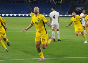 Penyerang Harimau Malaya, Joao Figueiredo meraikan gol jaringannya menentang Palestin di Stadium Sultan Ibrahim, Iskandar Puteri, Johor, kelmarin. - UTUSAN/RAJA JAAFAR ALI