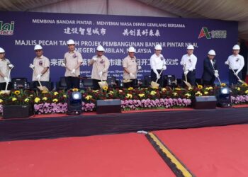 AMINUDDIN (tengah) diiringi Pengerusi Shandong Hi Speed Group, Wang Qifeng (empat dari kanan) dan Pengerusi Nilai Resources Group Sdn Bhd, Tan Sri Datuk Dr Gan Kong Seng (lima dari kanan) menyempurnakan Majlis Pecah Tanah Projek Pembangunan Auto City, Nilai di sini, hari ini. - UTUSAN /NUR SHARIEZA ISMAIL