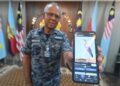 MUHAMAD Norazlan Aris menunjukkan burung spesies bangau dikenali Purple Heron yang menjadi punca pesawat pejuang F/A-18D Hornet terhempas di Pangkalan Udara Kuantan, 21 Ogos lalu.