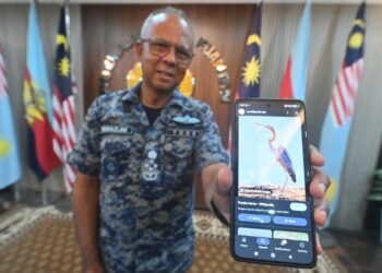 MUHAMAD Norazlan Aris menunjukkan burung spesies bangau dikenali Purple Heron yang menjadi punca pesawat pejuang F/A-18D Hornet terhempas di Pangkalan Udara Kuantan, 21 Ogos lalu.