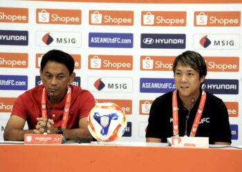 Ketua Jurulatih Bangkok United Totchtawan Sripan bersama pemain Kyoga Nakamura pada Sidang Media menjelang Kejohanan Kelab Bola Sepak ASEAN  Piala  Shopee menentang  JDT di Stadium Sultan Ibrahim, Iskandar Puteri disini. - UTUSAN/RAJA JAAFAR ALI