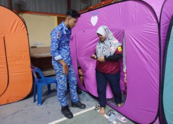MANGSA banjir yang berlindung di PPS Dewan Serbaguna Kg. Pauh di Tanjung Malim.