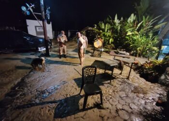 ANGGOTA bomba  menjalankan pemantauan rapi di sekitar resort bagi memastikan tiada sebarang ancaman ekoran banjir kilat yang melanda  Inai Green Ville Resort, Jalan Sum Sum Hilir, Kampung Janda Baik, Bentong, Pahang.
