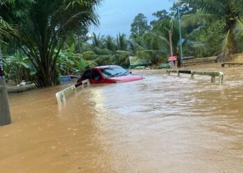 KEADAAN banjir di Kampung Simpang 4 Dalam di Tanjung Malim hari ini yang menyebabkan lebih 20 penduduk terperangkap. - UTUSAN/IHSAN JBPM PERAK