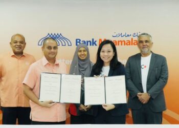 KHAIRUL Kamarudin (kiri) pada majlis menandatangani perjanjian antara Bank Muamalat dan TASConnect.