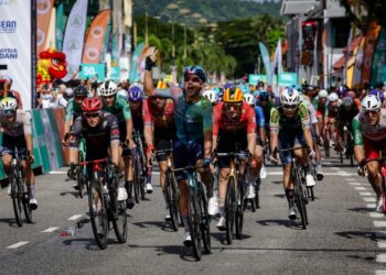 PELUMBA XDS Astana, Matteo Malucelli (tengah) berjaya menjuarai perlumbaan peringkat pertama diikuti pelumba Uno-X Mobility, Erlend Blikra (kiri) dan pelumba Tudor Pro Cycling, Arvid De Kleijn dalam perlumbaan Petronas Le Tour de Langkawi (LTDL) 2025 di sini, hari ini.-UTUSAN/ MUHAMMAD IQBAL ROSL